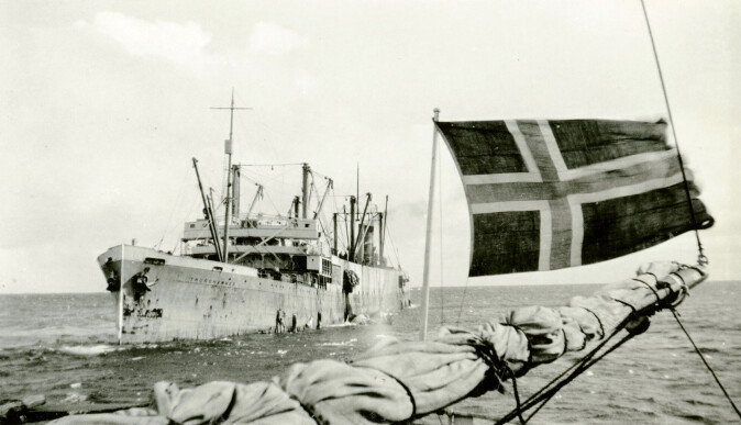 «Norvegia» møter kvalkokeriet «Thorshammer» under sin omseiling av det antarktiske fastlandet i 1930–31. En av oppgavene for ekspedisjonen var å leite etter nye fangstfelt. De kartla samtidig Prinsesse Ragnhild Kyst i Dronning Maud Land. Foto: Norsk Polarinstitutt «Norvegia» møter kvalkokeriet «Thorshammer» under sin omseiling av det antarktiske fastlandet i 1930–31. En av oppgavene for ekspedisjonen var å leite etter nye fangstfelt. De kartla samtidig Prinsesse Ragnhild Kyst i Dronning Maud Land. Foto: Norsk Polarinstitutt