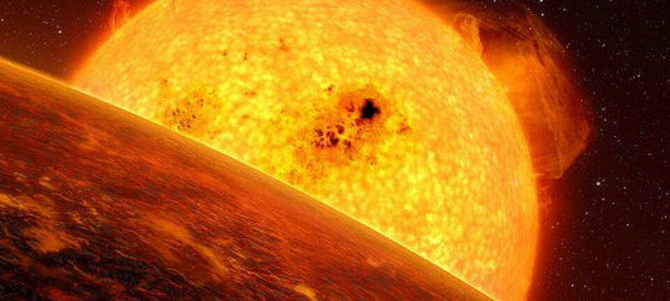 Overflaten på fjellplaneten COROT-7b blir uhyre varm fordi den bare er 2,5 millioner kilometer fra stjernen sin. Fjellet fordamper og regner ned som småstein. (Illustrasjon: ESO/L. Calcada)