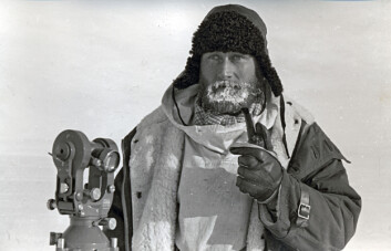 Glasiolog Torbjørn Lunde med snadde og teodolitt (vinkelmåleinstrument) i Dronning Mauds land. (Foto: Sigurd Helle, Norsk Polarinstitutt) Glasiolog Torbjørn Lunde med snadde og teodolitt (vinkelmåleinstrument) i Dronning Mauds land. (Foto: Sigurd Helle, Norsk Polarinstitutt)