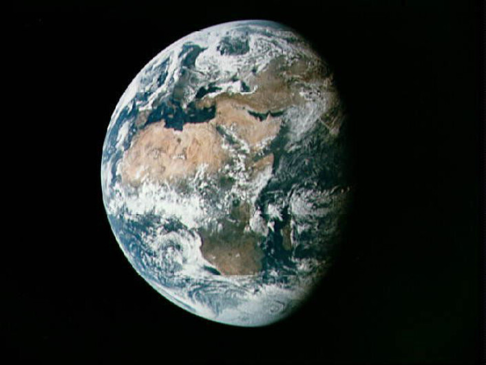 "Dette bildet er tatt fra Apollo 11 da de var på vei mot månen. Motivet viser nesten hele Afrika og deler av Europa og Asia og er tatt nesten 100 000 nautiske mil fra jorda. (Foto: NASA)" "Dette bildet er tatt fra Apollo 11 da de var på vei mot månen. Motivet viser nesten hele Afrika og deler av Europa og Asia og er tatt nesten 100 000 nautiske mil fra jorda. (Foto: NASA)"