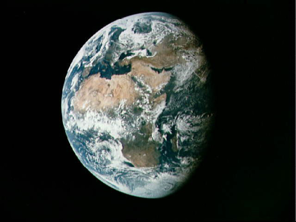 'Dette bildet er tatt fra Apollo 11 da de var på vei mot månen. Motivet viser nesten hele Afrika og deler av Europa og Asia og er tatt nesten 100 000 nautiske mil fra jorda. (Foto: NASA)'