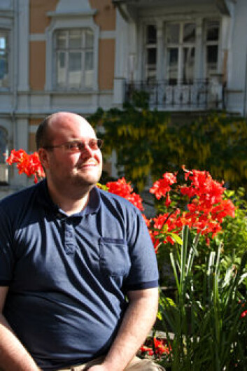 Ørjan Bjorøy har forsket på fargestoffer. Blant annet dem som gir farge til blomstene bak ham. (Foto: Walter N. Wehus) Ørjan Bjorøy har forsket på fargestoffer. Blant annet dem som gir farge til blomstene bak ham. (Foto: Walter N. Wehus)