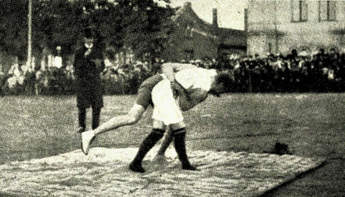 Forfatter og idrettsmann Sverre Grøner beseirer Henry Olsen i en brytekamp i Oslo den 6. september 1908. Den var en del av en femkampkonkurranse, som også inkluderte diskos, tresteg, spyd og 200 meter.