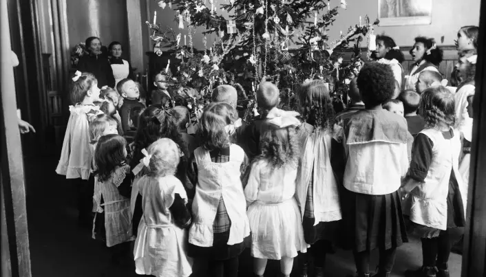 På starten av 1900-tallet la Oslo-folk fiken i kurver på juletreet. Om disse barna, som deltok på Frelsesarmeens juletrefest i 1903 fikk spise fiken, vites ikke.