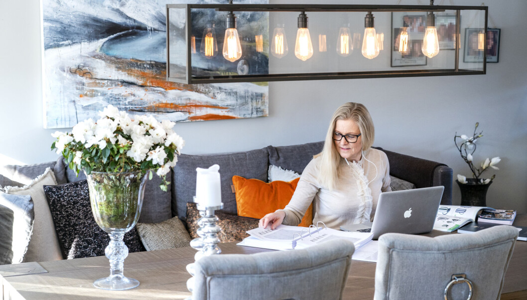 Hjemmekontoret blir en del av den nye normalen. TØI beskriver det som en «hybridhverdag». Hjemmekontoret blir en del av den nye normalen. TØI beskriver det som en «hybridhverdag».