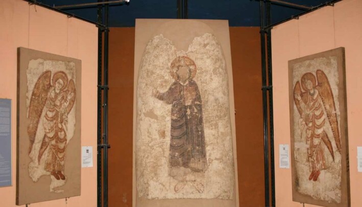 Dette bildet er fra Sudan National Museum. Erkeenglene Mikael og Gabriel tilber Jesus. Dette bildet er fra Sudan National Museum. Erkeenglene Mikael og Gabriel tilber Jesus.