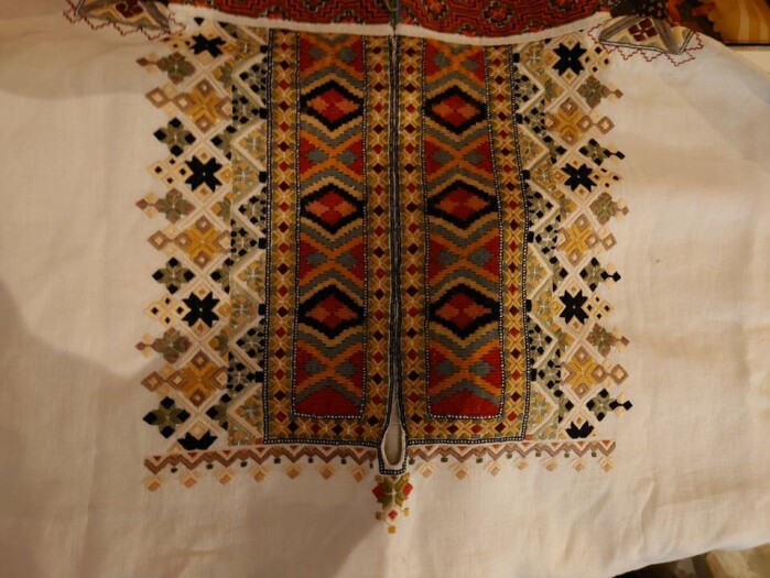 Mønstre som ligner på selburosa går igjen mange steder i landet og i verden. For eksempel på bunader. Denne bunadsskjorta er brodert av Kari-Anne Pedersen. Mønstre som ligner på selburosa går igjen mange steder i landet og i verden. For eksempel på bunader. Denne bunadsskjorta er brodert av Kari-Anne Pedersen.