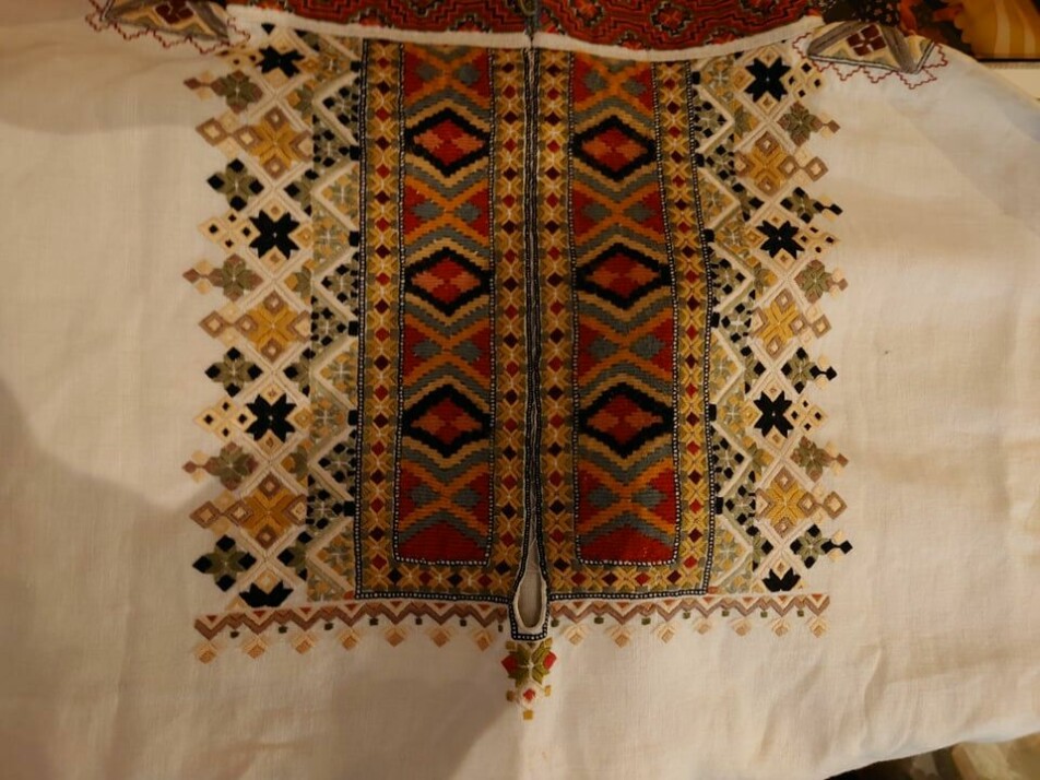 Mønstre som ligner på selburosa går igjen mange steder i landet og i verden. For eksempel på bunader. Denne bunadsskjorta er brodert av Kari-Anne Pedersen.
