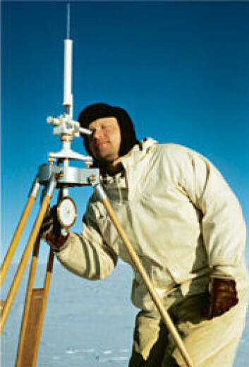 Ekspedisjonsleder Sigurd Helle måler jordmagnetismen. (Foto: John Snuggerud, Norsk Polarinstitutt) Ekspedisjonsleder Sigurd Helle måler jordmagnetismen. (Foto: John Snuggerud, Norsk Polarinstitutt)