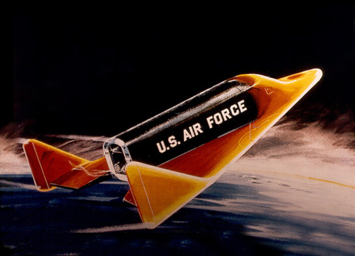 Slik tenkte kunstneren på 1950-tallet seg at Boeing X-20 Dyna-Soar ville se ut på vei ned fra verdensrommet for landing. (Illustrasjon: NASA) Slik tenkte kunstneren på 1950-tallet seg at Boeing X-20 Dyna-Soar ville se ut på vei ned fra verdensrommet for landing. (Illustrasjon: NASA)