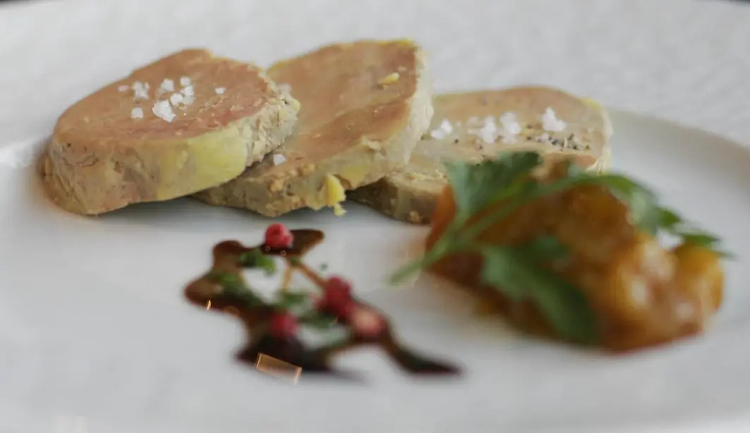 – Når du spiser foie gras, skjer det en slags mini-eksplosjon i munnen, sier matforsker Mathias Porsmose Clausen, som står bak en ny studie om matvaren. – Når du spiser foie gras, skjer det en slags mini-eksplosjon i munnen, sier matforsker Mathias Porsmose Clausen, som står bak en ny studie om matvaren.