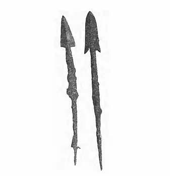 Disse to taggete spydspissene fra Stange (til venstre) og Elverum (høyre) ville fungert helt fint som ribbeinsag, mener forskerne.