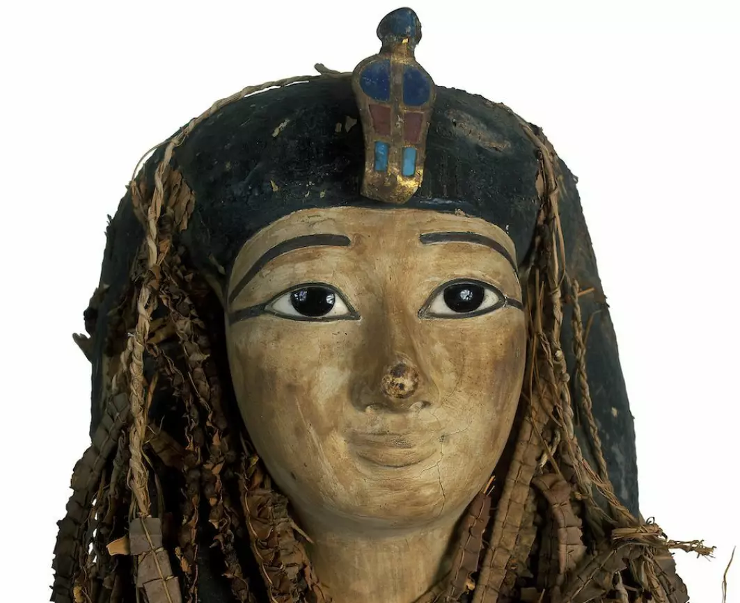 Mumiens ansiktsmaske er detaljert utsmykket med blomsterkranser og fargerike steiner. Det har gjort at forskerne har vegret seg mot å åpne den.