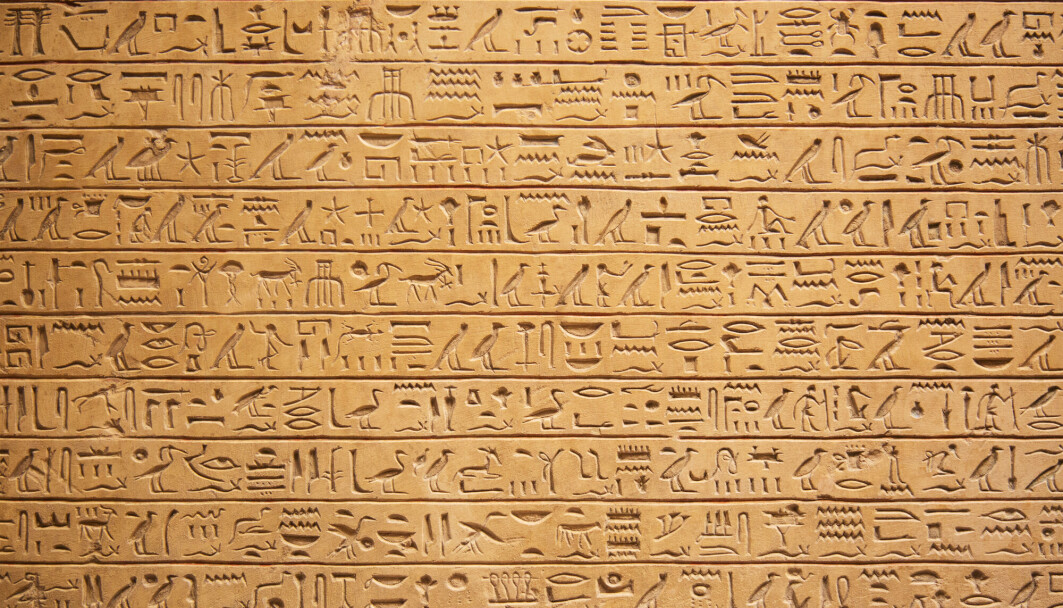 Hieroglyfene ble brukt til å skrive egyptisk språk i over 3000 år. Hieroglyfene ble brukt til å skrive egyptisk språk i over 3000 år.