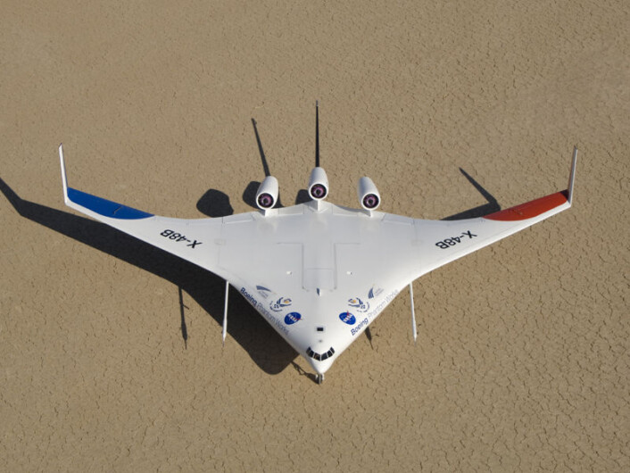 X-48B parkert på Rogers Dry Lake ved NASA Dryden Flight Research Center. (Foto: NASA) X-48B parkert på Rogers Dry Lake ved NASA Dryden Flight Research Center. (Foto: NASA)