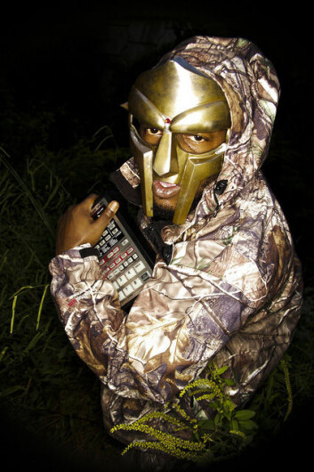 Bildet vises rapperen DOOM (tidligere MF DOOM) med sin trofaste BOSS SP-303 Dr. Sampler. (Foto: TheArches) Bildet vises rapperen DOOM (tidligere MF DOOM) med sin trofaste BOSS SP-303 Dr. Sampler. (Foto: TheArches)