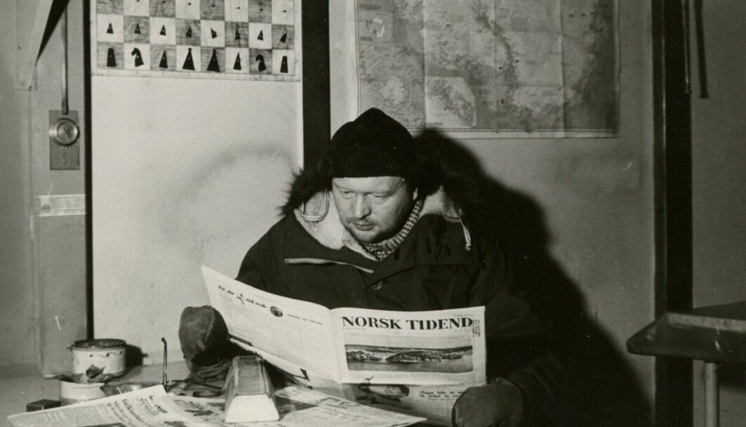En tålmodig setesdøl. Landmåler Sigurd Helle ledet «Norway-Station» ekspedisjonen (1956–1960). Dette var den første helnorske overvintringsekspedisjonen til Antarktis, siden Roald Amundsen. Helle var ansatt i polarinstituttet fra 1949 til han gikk av med pensjon i 1987. Foto: Norsk Polarinstitutt En tålmodig setesdøl. Landmåler Sigurd Helle ledet «Norway-Station» ekspedisjonen (1956–1960). Dette var den første helnorske overvintringsekspedisjonen til Antarktis, siden Roald Amundsen. Helle var ansatt i polarinstituttet fra 1949 til han gikk av med pensjon i 1987. Foto: Norsk Polarinstitutt