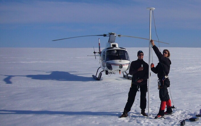 Geir Moholdt forsker på isbreer, og han drar gjerne på fjellet og breen i fritiden også (Foto: Thorben Dunse, som står til høyre på bildet, Moholdt til venstre) Geir Moholdt forsker på isbreer, og han drar gjerne på fjellet og breen i fritiden også (Foto: Thorben Dunse, som står til høyre på bildet, Moholdt til venstre)
