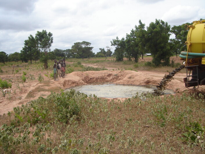 Spredning av avløpsslam på gård i Ghana. (Foto: Razak Seidu) Spredning av avløpsslam på gård i Ghana. (Foto: Razak Seidu)