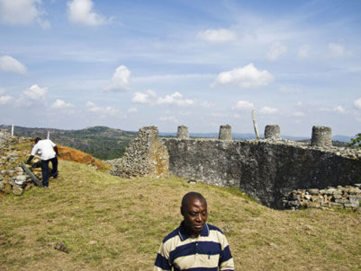 Det høgste punktet i Great Zimbabwe, truleg residens for kongar. Professor Gilbert Pwiti (i forgrunnen) og Seke Katsamudanga reknar med at under 95 prosent av Great Zimbabwe er gravd ut. (Foto: Eivind Senneset) Det høgste punktet i Great Zimbabwe, truleg residens for kongar. Professor Gilbert Pwiti (i forgrunnen) og Seke Katsamudanga reknar med at under 95 prosent av Great Zimbabwe er gravd ut. (Foto: Eivind Senneset)