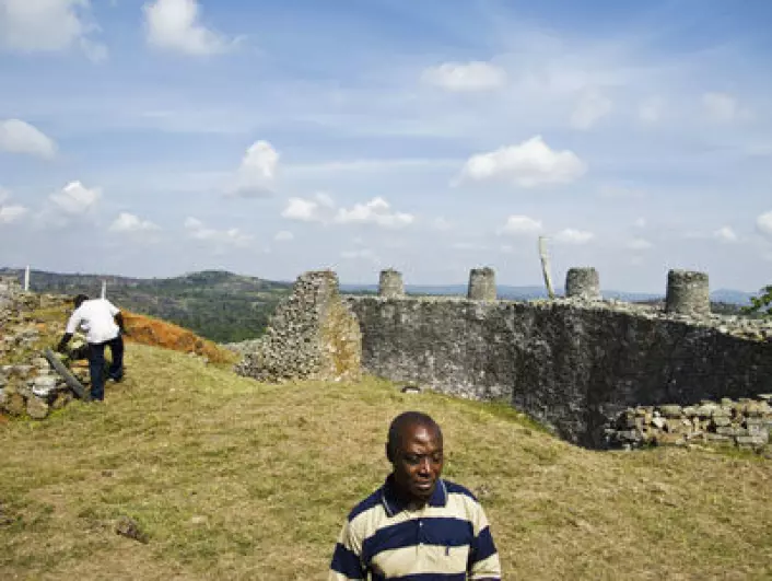 Det høgste punktet i Great Zimbabwe, truleg residens for kongar. Professor Gilbert Pwiti (i forgrunnen) og Seke Katsamudanga reknar med at under 95 prosent av Great Zimbabwe er gravd ut.  (Foto: Eivind Senneset)