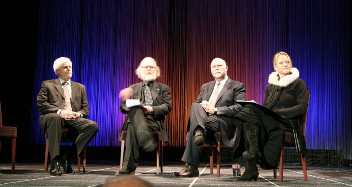 Paneldebatt på Edderkoppen i Oslo. Fra venstre Bjørn Fuglaas, viseadministrerende direktør GE Healthcare, Nils Christian Stenseth, professor i biologi ved Universitetet i Oslo, Craig Venter og Kathrine Aspaas, Kathrine Aspaas Media. (Foto: Ingrid Spilde) Paneldebatt på Edderkoppen i Oslo. Fra venstre Bjørn Fuglaas, viseadministrerende direktør GE Healthcare, Nils Christian Stenseth, professor i biologi ved Universitetet i Oslo, Craig Venter og Kathrine Aspaas, Kathrine Aspaas Media. (Foto: Ingrid Spilde)
