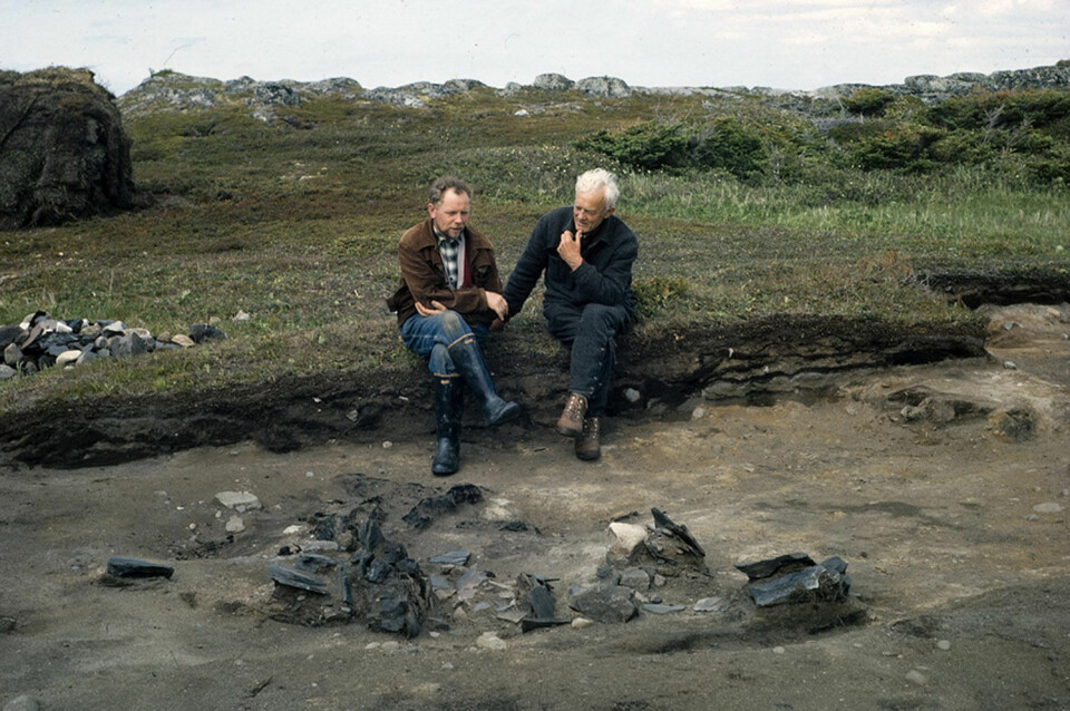 Den islandske arkeologen Kristján Eldjárn og Helge Ingstad ved en tuft i L'Anse aux Meadows, Newfoundland, sommeren 1962. (Foto: Islands Fotomuseum, Islands Nasjonalmuseum)