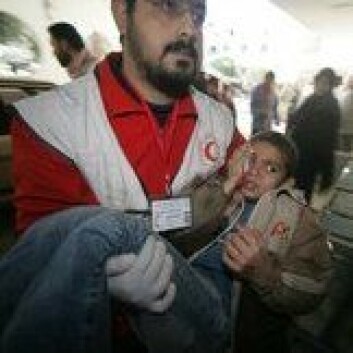 "En gutt blir brakt til Shifasykehuset i Gaza by. (Foto: SCANPIX)"