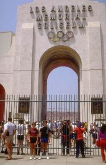 "Man forsøker så godt man kan å skape en forbindelse til antikken. I Los Angeles heter stadion til overmål Coliseum." "Man forsøker så godt man kan å skape en forbindelse til antikken. I Los Angeles heter stadion til overmål Coliseum."