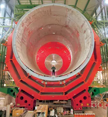 "Dimensjonenene ved CERNs anlegg er enorme. Bildet viser CMS-detektoren til bruk i LHC-akseleratoren. Prikken i midten av bildet er en voksen mann. (Foto: SPV/GV-PRESS)"