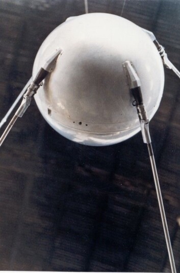"En modell av Sputnik 1, det første menneskelagde objektet i verdensrommet." "En modell av Sputnik 1, det første menneskelagde objektet i verdensrommet."