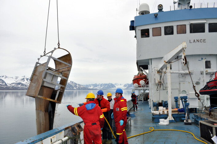 Siste COPOL-tokt med forskningsskipet Lance, Kongsfjorden på Svalbard, juli 2009. Her heves sleden som brukes for å samle prøver av arter på havbunnen opp. Siste COPOL-tokt med forskningsskipet Lance, Kongsfjorden på Svalbard, juli 2009. Her heves sleden som brukes for å samle prøver av arter på havbunnen opp.