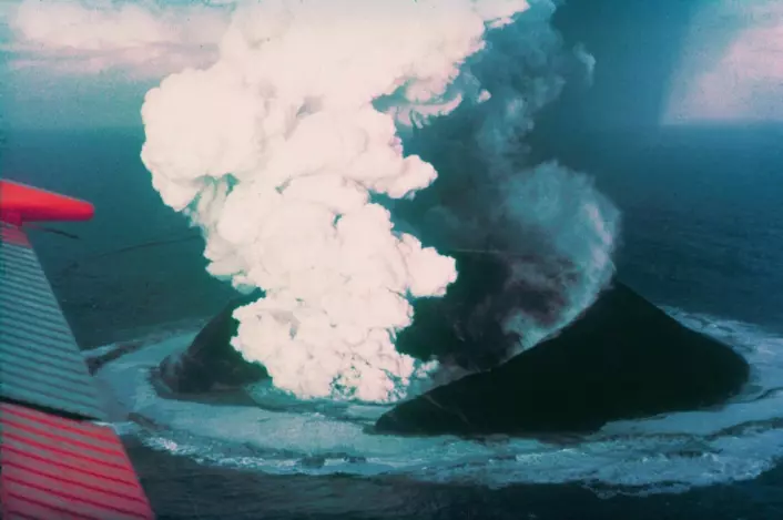 Vulkanøyer blir dannet og forsvinner hele tiden. Islandske Surtsey nærmest dukket opp av havet 14. november 1963, etter et vulkanutbrudd 130 meter under havets overflate. Utbruddet varte i tre og et halvt år og dannet en øy på knappe tre kvadratkilometer. I dag er øya erodert ned til det halve. (Foto: Howell Williams, U.S. National Oceanic and Atmospheric Administration)