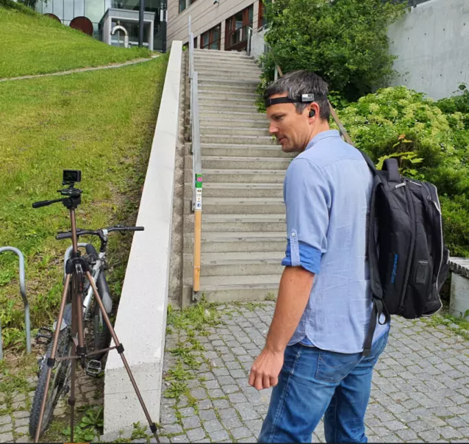 Forsker og akustiker Tron Vedul Tronstad sjekker utstyret som skal brukes før joggeøkta i trappa.
