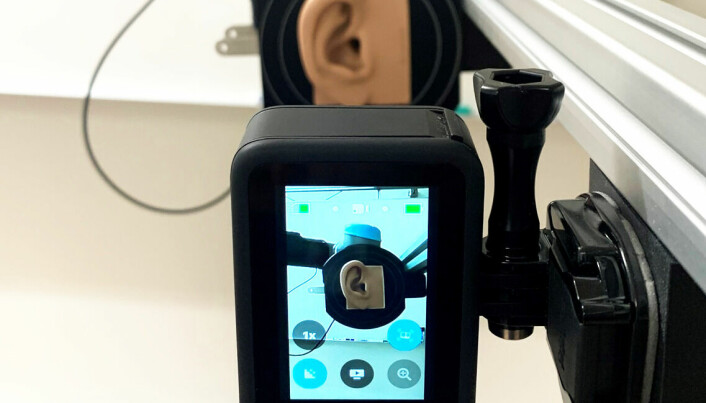 Et kunstig øre skal på «joggetur» i laben. Her festes det til robotarmen.