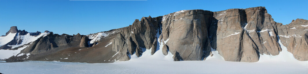 Den flate toppen av Jutulhogget og Stabben representerer rester av en gammel landoverflate som eksisterte før Antarktis ble nediset. Den steile veggen til Jutulhogget er 900 m høy.