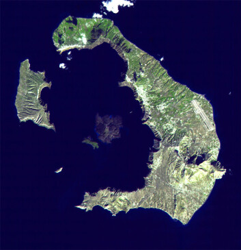 Som man kan ane på satellittfotografiet, danner den greske ferieøya Santorini nærmest en sirkel rundt en mindre øy. Det kunne passe med Platons beskrivelse av et rike som besto av land og vann i runde formasjoner av noenlunde like stor bredde, såkalte konsentriske ringer. (Foto: NASA) Som man kan ane på satellittfotografiet, danner den greske ferieøya Santorini nærmest en sirkel rundt en mindre øy. Det kunne passe med Platons beskrivelse av et rike som besto av land og vann i runde formasjoner av noenlunde like stor bredde, såkalte konsentriske ringer. (Foto: NASA)