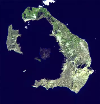 Som man kan ane på satellittfotografiet, danner den greske ferieøya Santorini nærmest en sirkel rundt en mindre øy. Det kunne passe med Platons beskrivelse av et rike som besto av land og vann i runde formasjoner av noenlunde like stor bredde, såkalte konsentriske ringer. (Foto: NASA)