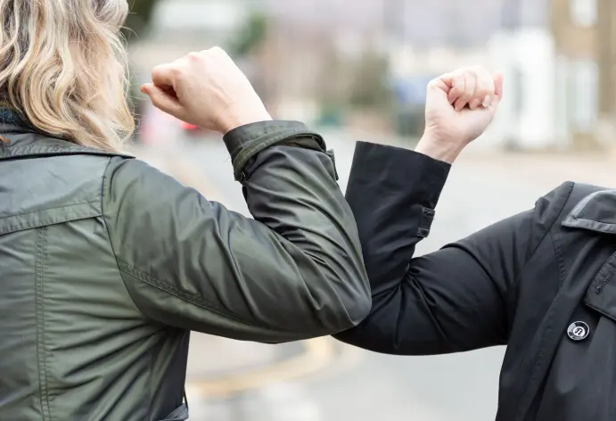 Vi tåler godt koronatiltak som oppleves som rutine, som munnbind, enmeteren og albuedumping. Vi tåler godt koronatiltak som oppleves som rutine, som munnbind, enmeteren og albuedumping.