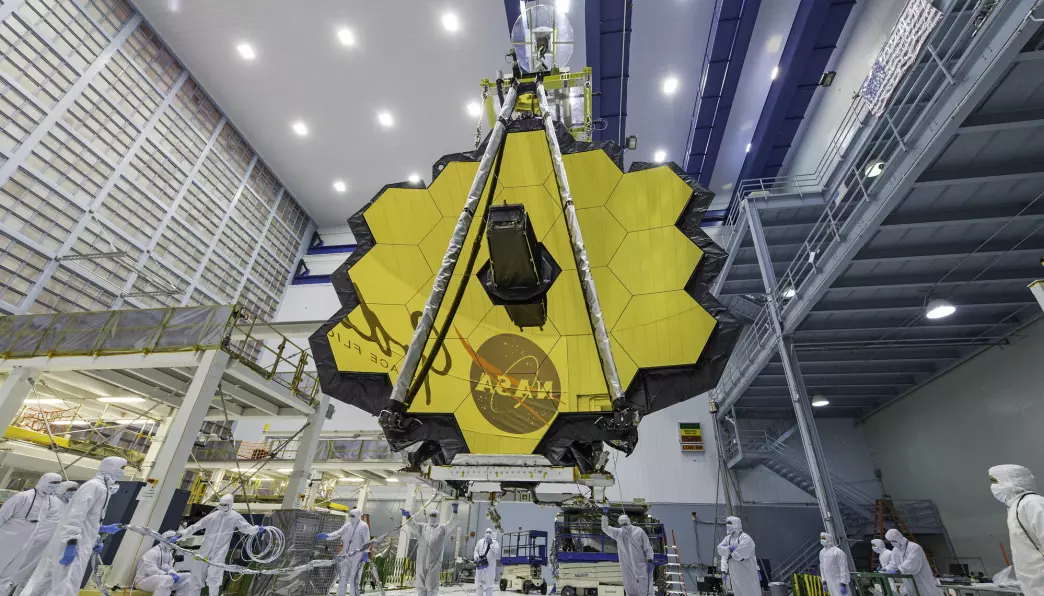 Romteleskopet James Webb har passert nok et viktig hinder: Etter nesten to uker i rommet, er teleskopets speil ferdig brettet ut. Her er det fotografert på jorda i april 2017.