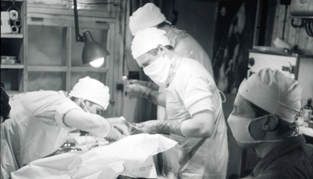 Her utførte den unge legen Ove Wilson en øyeamputasjonen med hjemmelagede instrumenter og assistenter uten medisinsk kompetanse.