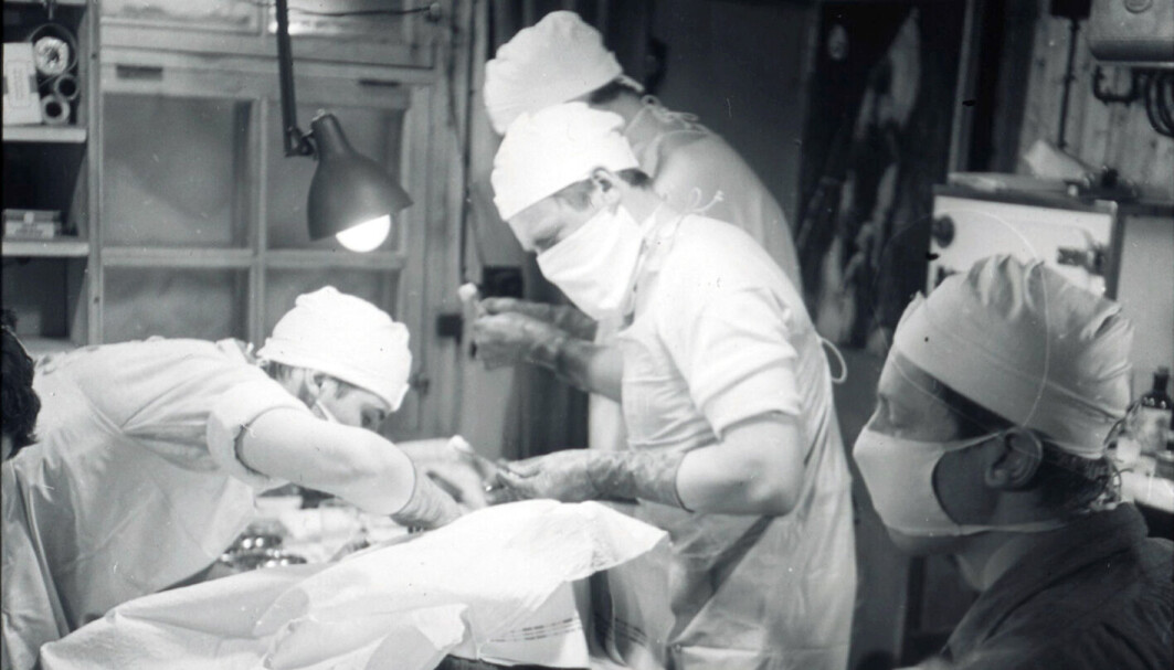Her utførte den unge legen Ove Wilson en øyeamputasjonen med hjemmelagede instrumenter og assistenter uten medisinsk kompetanse. Her utførte den unge legen Ove Wilson en øyeamputasjonen med hjemmelagede instrumenter og assistenter uten medisinsk kompetanse.