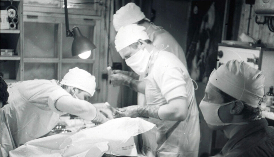Her utførte den unge legen Ove Wilson en øyeamputasjonen med hjemmelagede instrumenter og assistenter uten medisinsk kompetanse.