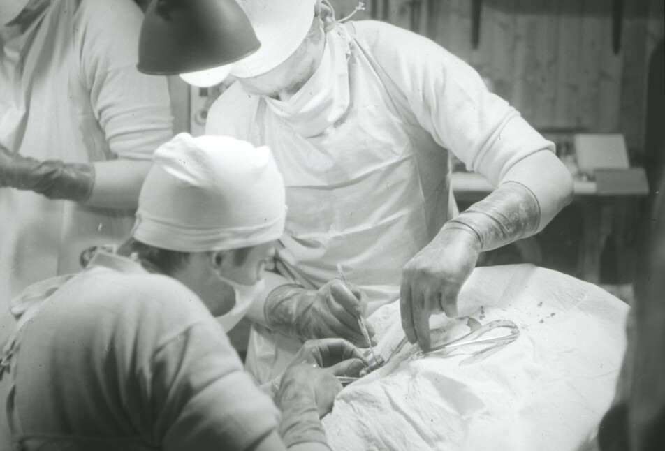 Dr. Wilson og assistenter under øyeamputasjon.