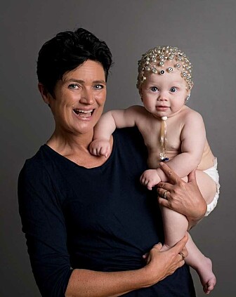 Audrey van der Meer med Maja, som har på seg en sensorhette. Denne registrerer elektrisk hjerneaktivitet. Audrey van der Meer med Maja, som har på seg en sensorhette. Denne registrerer elektrisk hjerneaktivitet.