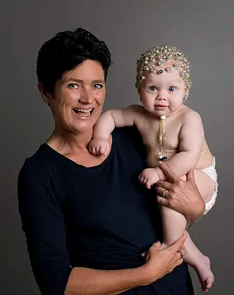 Audrey van der Meer med Maja, som har på seg en sensorhette. Denne registrerer elektrisk hjerneaktivitet. Audrey van der Meer med Maja, som har på seg en sensorhette. Denne registrerer elektrisk hjerneaktivitet.