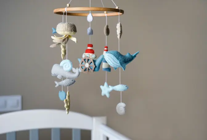 En uro over babygymen er med på å stimulere øye-hånd-koordinasjonen. En uro over babygymen er med på å stimulere øye-hånd-koordinasjonen.