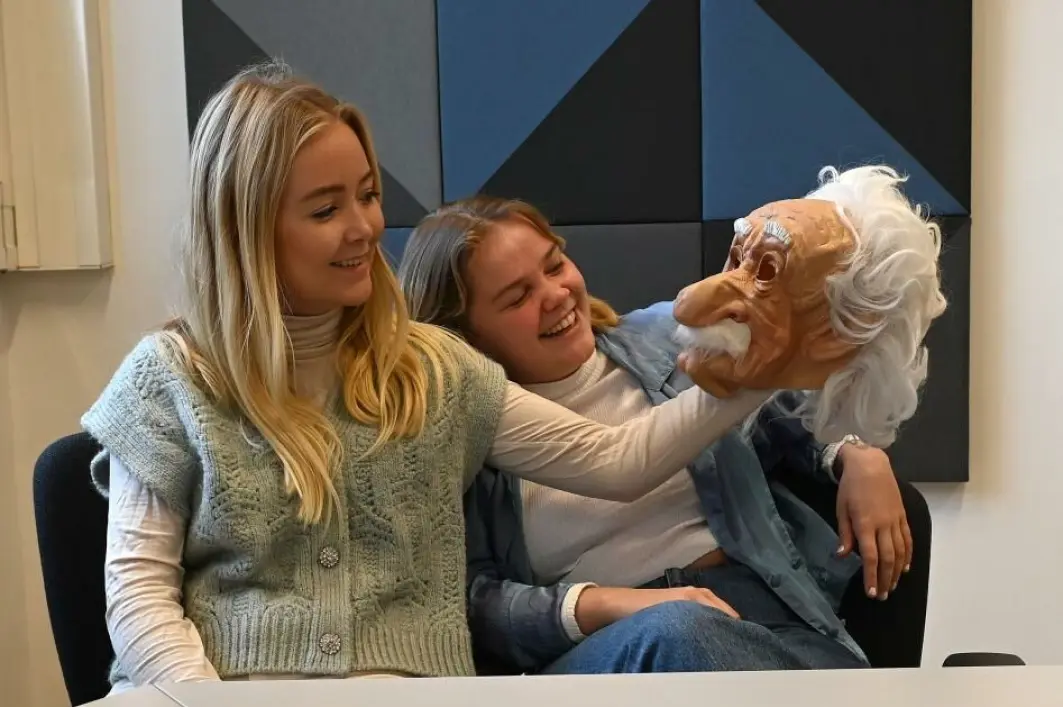 Fysikkstudentene Elise Martinsen og Irene Karlsen samtaler med Albert Einstein. Fysikkstudentene Elise Martinsen og Irene Karlsen samtaler med Albert Einstein.