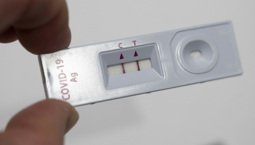 En positiv covid-19 antigen hurtigtest. En positiv covid-19 antigen hurtigtest.