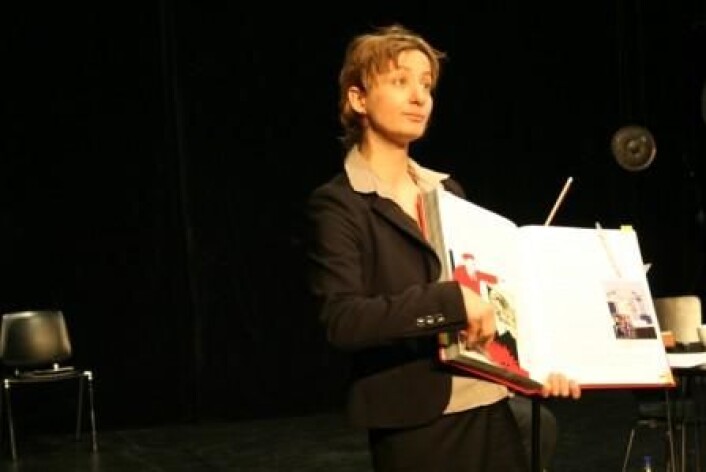 "Skuespiller Nina Ossavy med "Atlas of Creation" i Evilution? Regi: Marius Kolbenstvedt (Foto: Ingunn Haraldsen)" "Skuespiller Nina Ossavy med "Atlas of Creation" i Evilution? Regi: Marius Kolbenstvedt (Foto: Ingunn Haraldsen)"